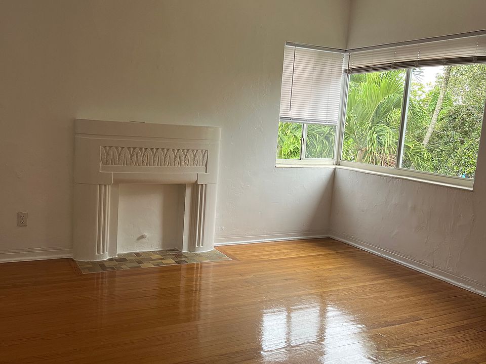 1st image of 965 Biarritz Dr #4