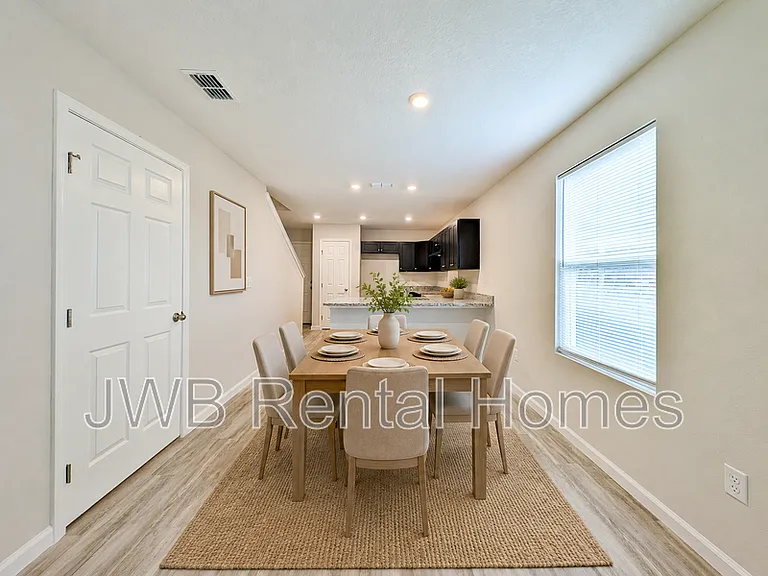 1213 Moat St — Photo 5