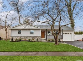 2287 Howes St, Merrick, NY 11566