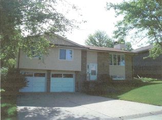 1600 Cherrywood Dr, Crete, NE 68333