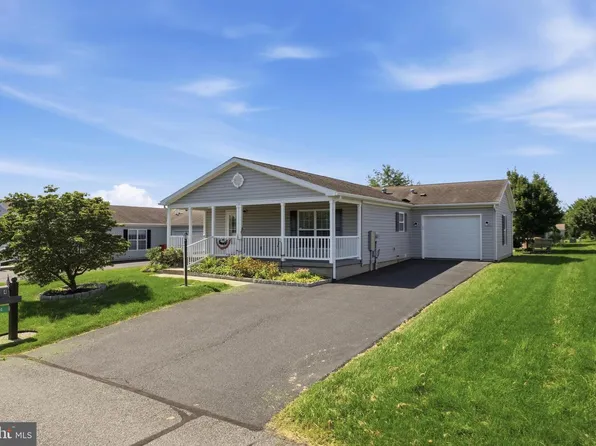 4 Songbird Ct, Bechtelsville, PA 19505