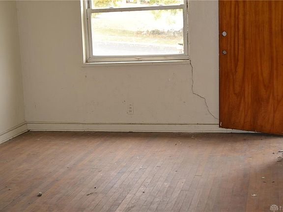 5th image of 242 Basswood Ave