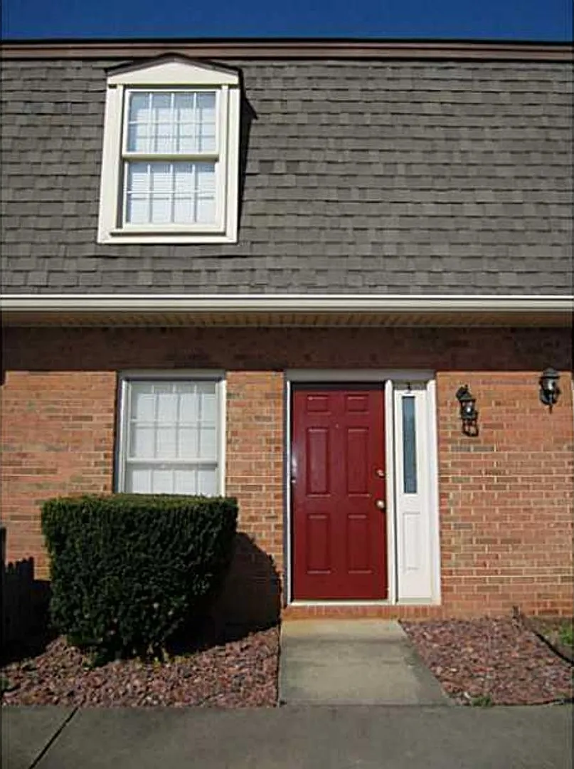 2 bedroom townhome in Oakwood, GA — Photo 1