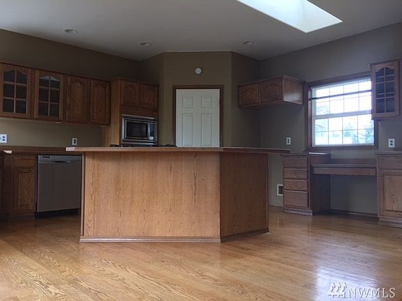 4th image of 9706 Amanda Dr NE