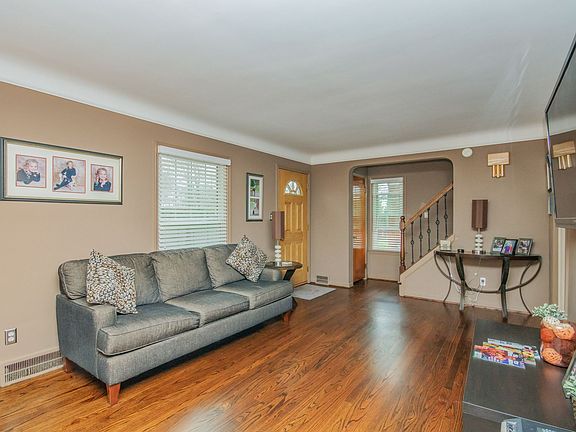 5th image of 1907 Beaufait Dr