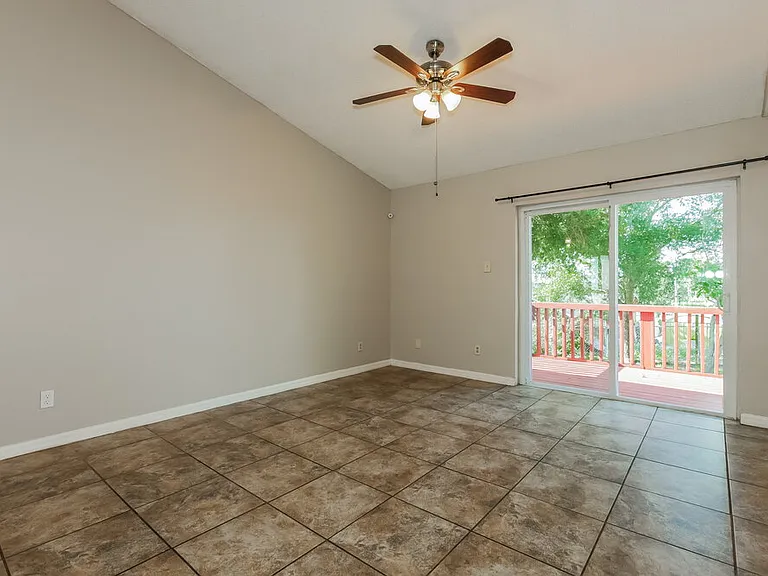 1424 Covington Ct — Photo 3