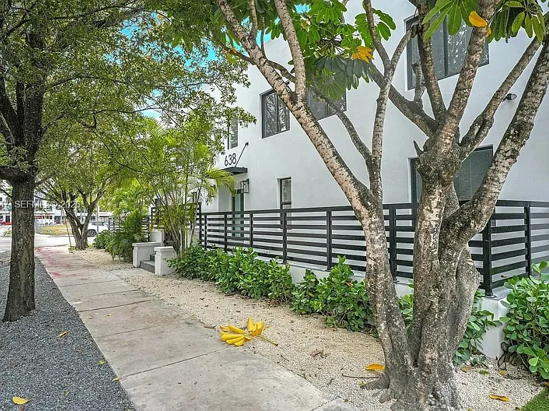 638 SW 21st Ave #4 — Photo 4