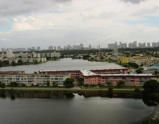 3rd image of 1301 Miami Gardens Dr APT 1415W