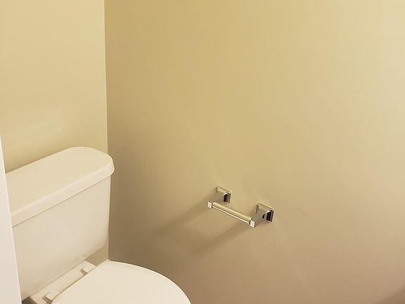 3rd image of 624 Castlegate Dr