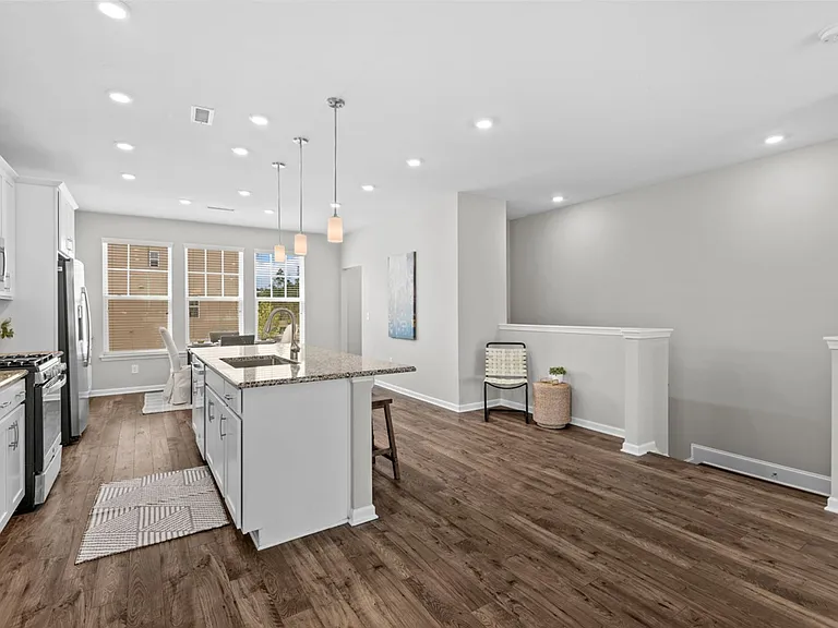 1136 Commack Dr — Photo 8