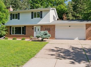 481 Wagner St, Roseville, MN 55113