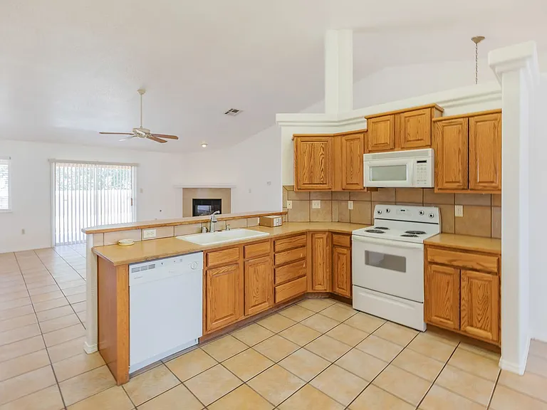 2400 Saguaro Loop — Photo 7