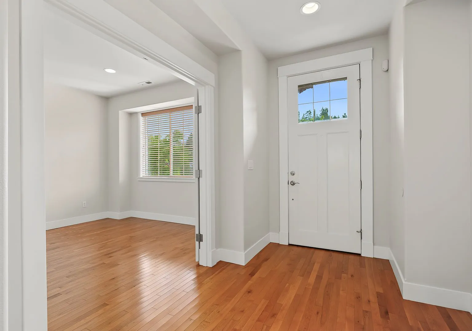 4BR, 2.5 Bath + Loft DuPont Home — Photo 3