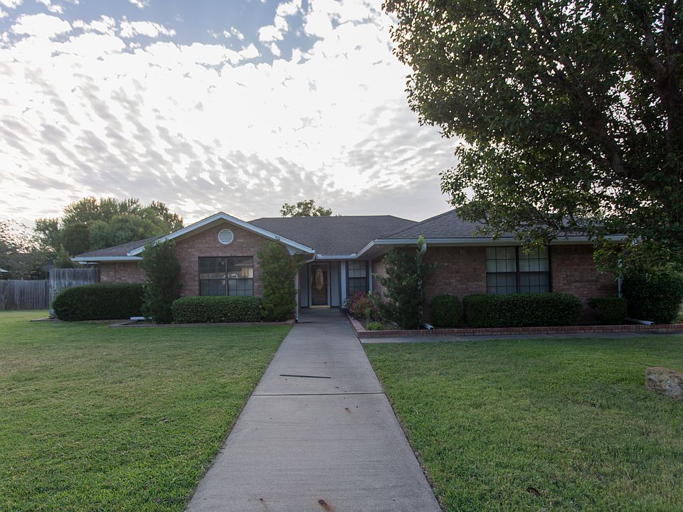 1st image of 223 Colonial Cir