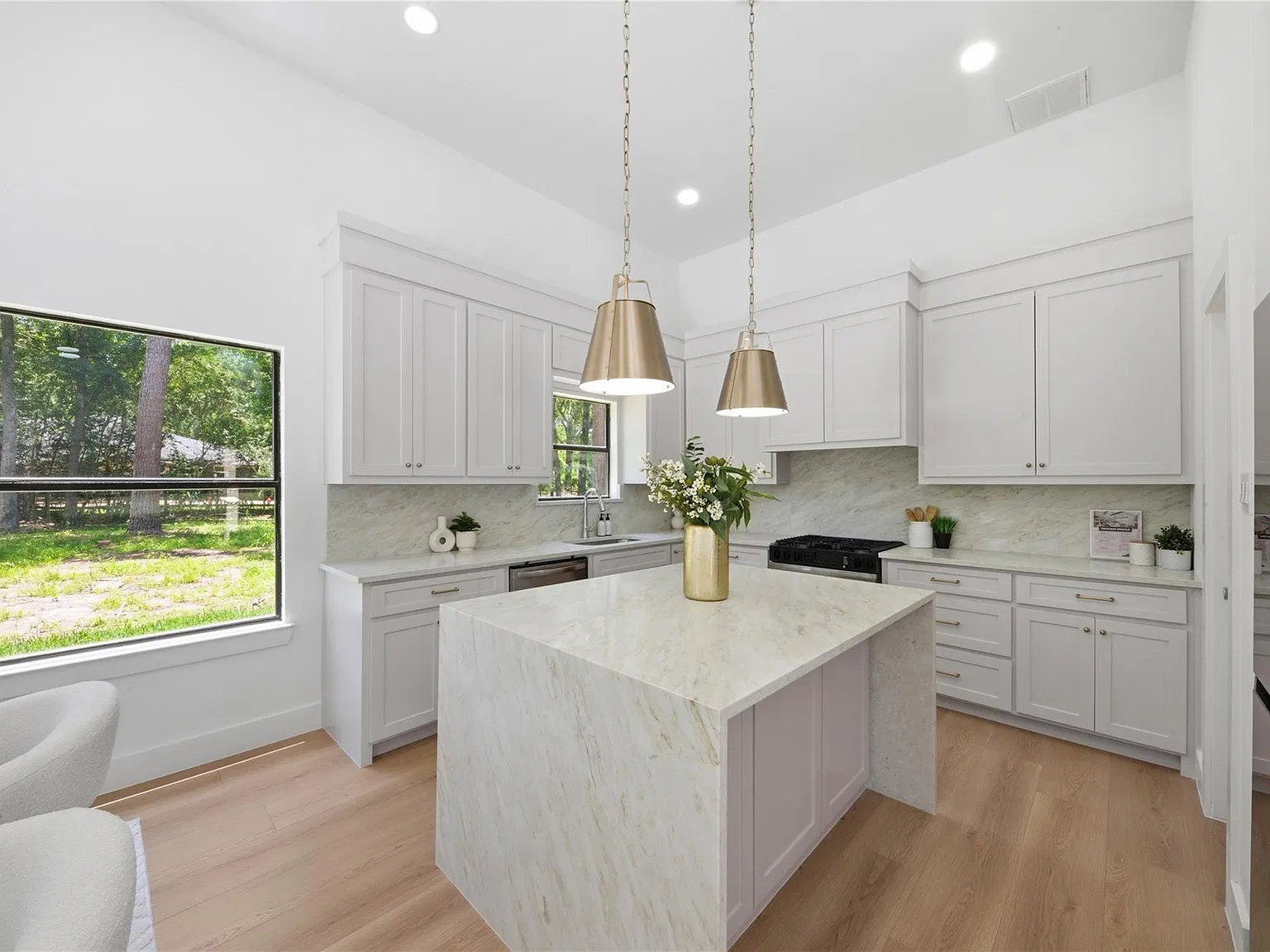 4 bed, 3.5 bath, 3243 sqft, $4,000 — Photo 1