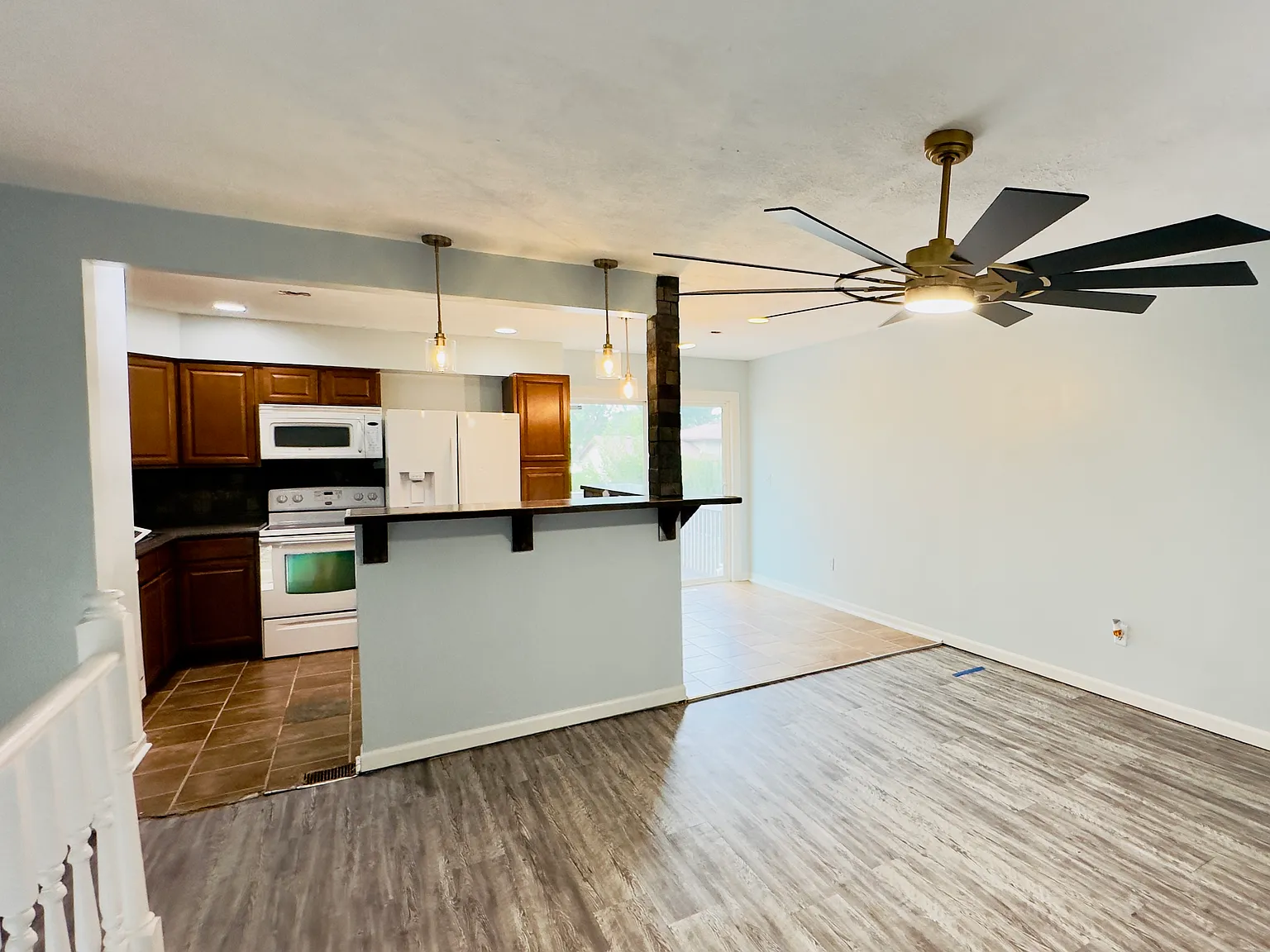 3 bed, 954 sqft, $1,650 — Photo 2