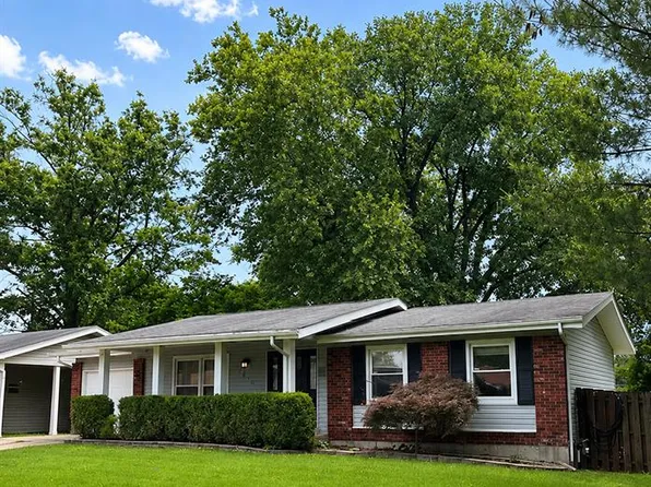 2470 Palm Dr, Florissant, MO 63031