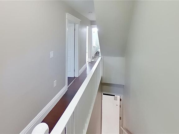 4th image of 104 Rosslyn Ave N #2