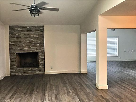 3rd image of 1913 Houndslake Dr