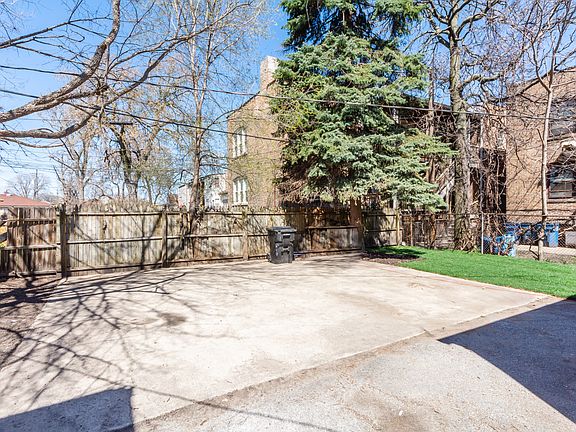 4th image of 56 W 76th St