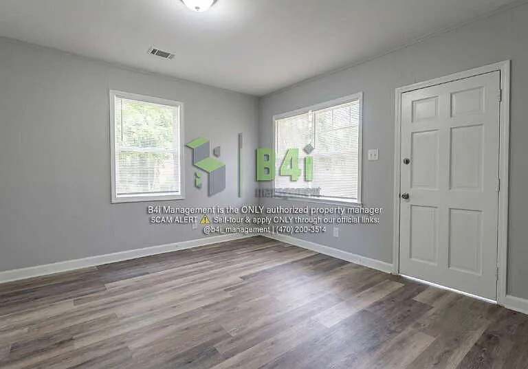 909 E 8th St — Photo 3