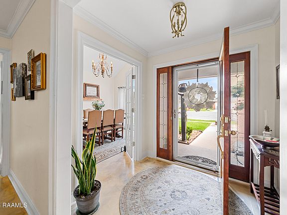 4th image of 111 Doncaster Cir