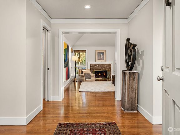 5th image of 1810 Bellevue Way NE