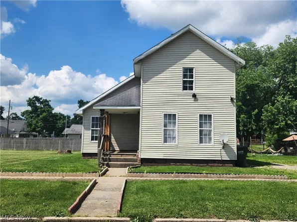 610 Locust St, Coshocton, OH 43812