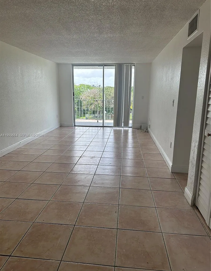 Bayview Palms Condo — Photo 1