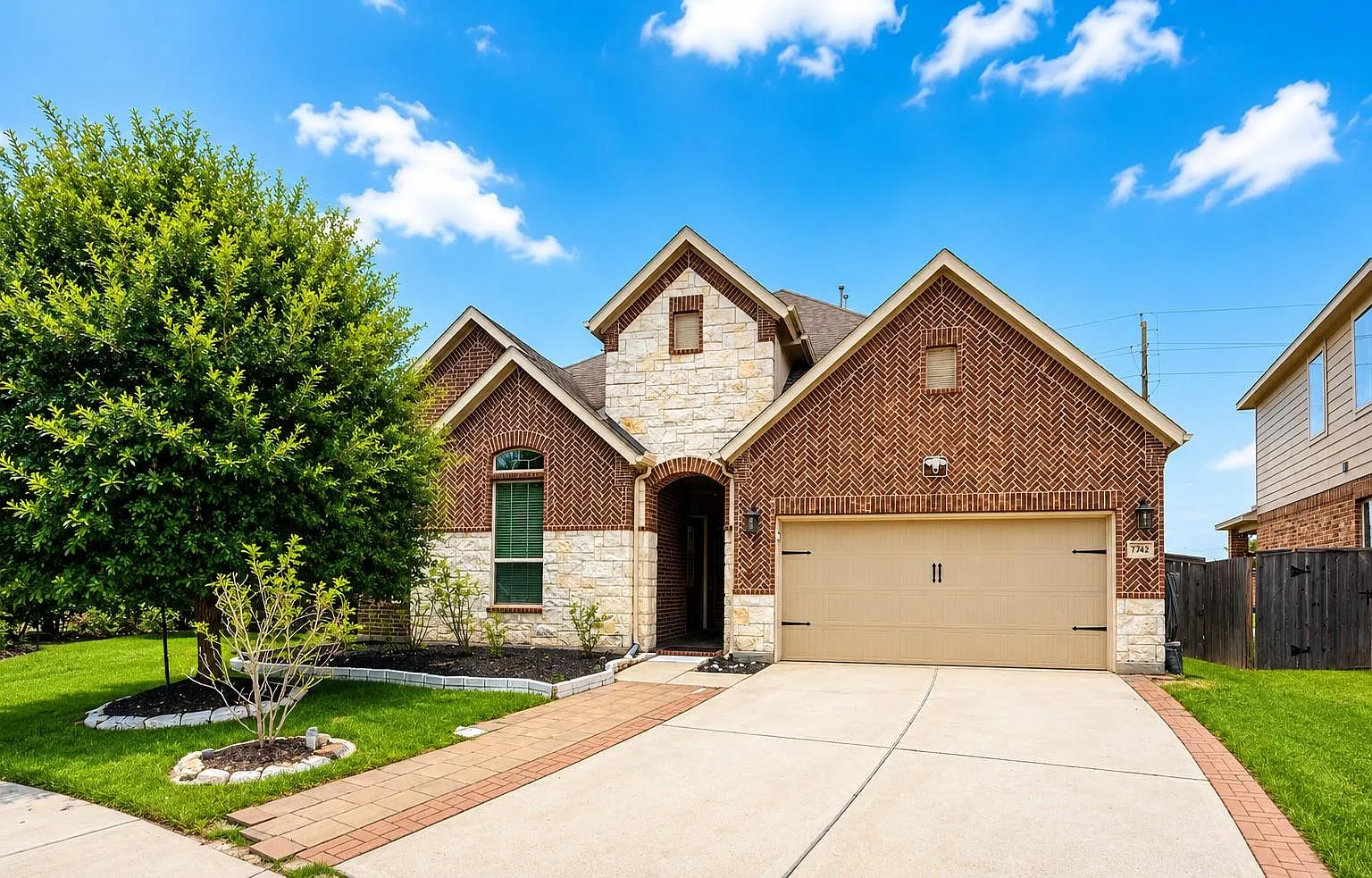 4 bed, 3.5 bath, 2922 sqft, $3,000 — Photo 1