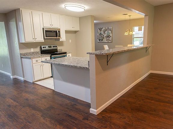 4th image of 300 Oakwood Dr