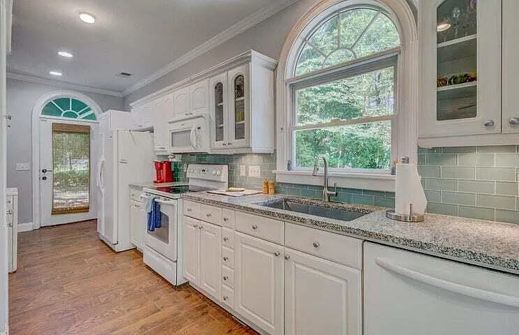 204 Salisbury Dr — Photo 11
