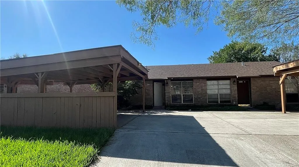 4805 Shadowbend Dr — Photo 1