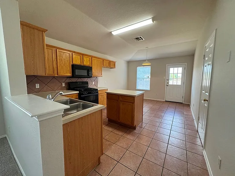113 Salado Dr — Photo 11