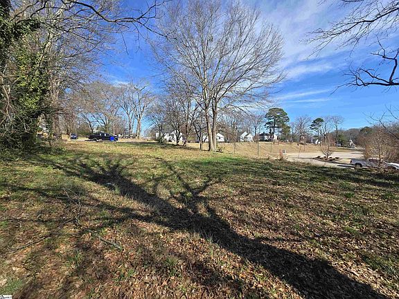 4th image of 773 Saxon Ave