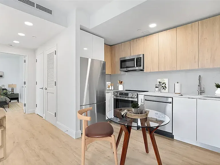 300 W 136th St #PHD — Photo 3