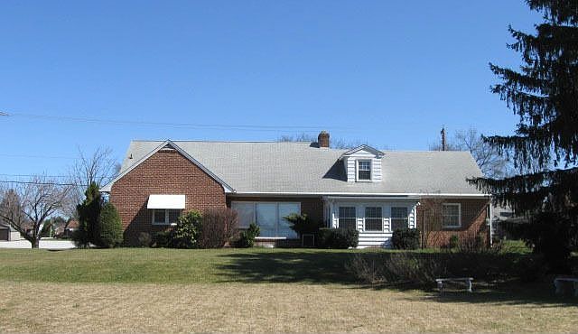 2nd image of 182 Charles St