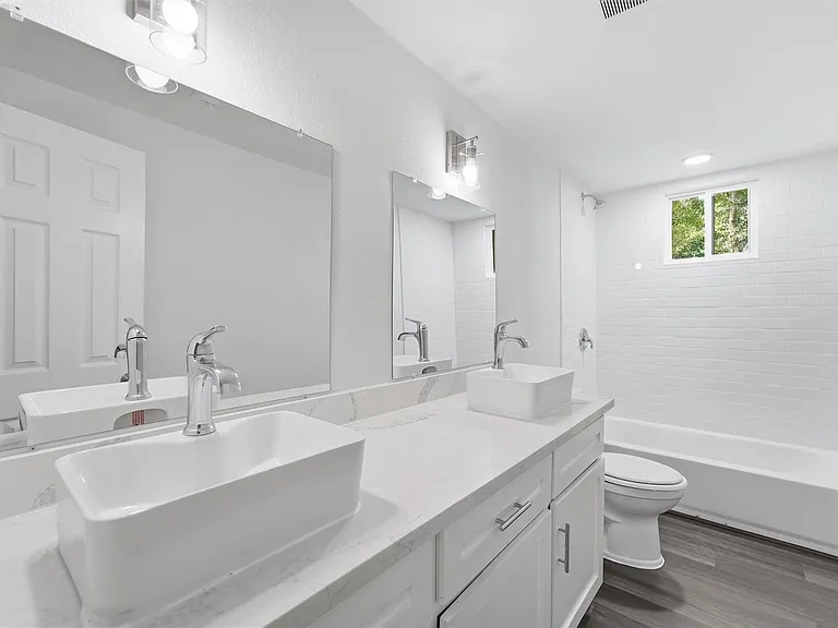 2281 Des Jardines St — Photo 14