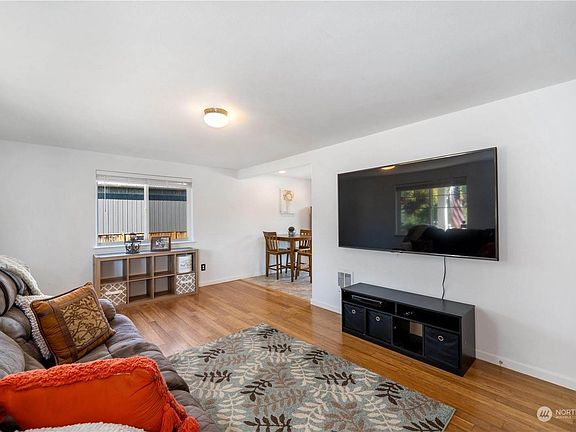 4th image of 10729 189th Ave NE