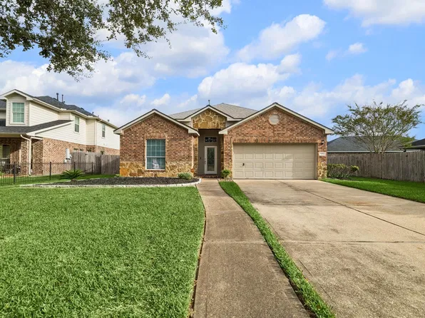 10051 Lynnwood Dr, Baytown, TX 77521