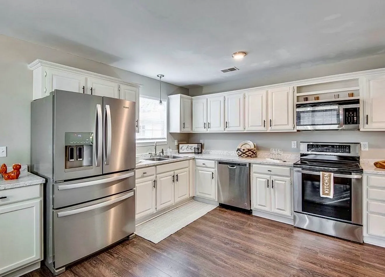 5 bed, 2870 sqft, $2,945 — Photo 2