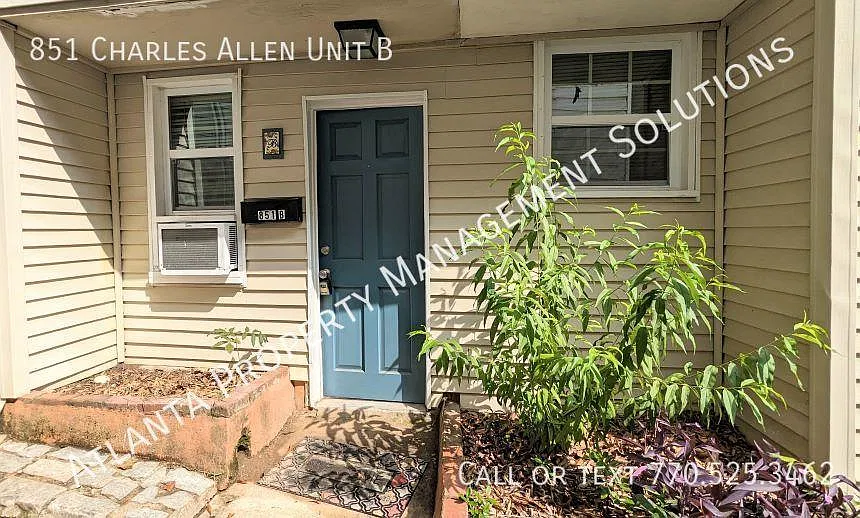Studio, 300 sqft, $975 — Photo 1