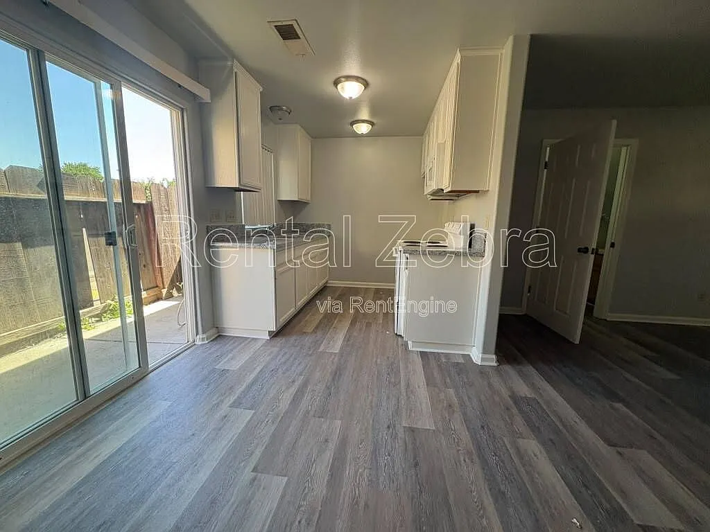 2 bed, 1.5 bath, 900 sqft, $1,459 — Photo 2
