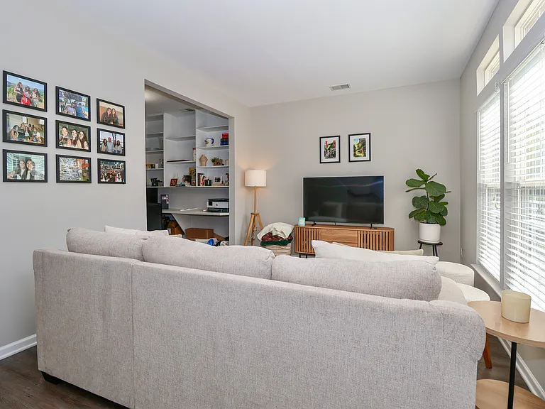 17633 Delmas Dr — Photo 3