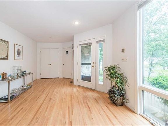 3rd image of 18 Hillcrest Ave