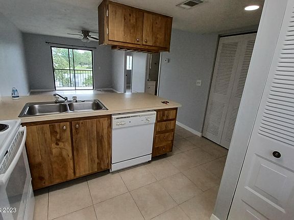 4th image of 1806 University Ln APT 405