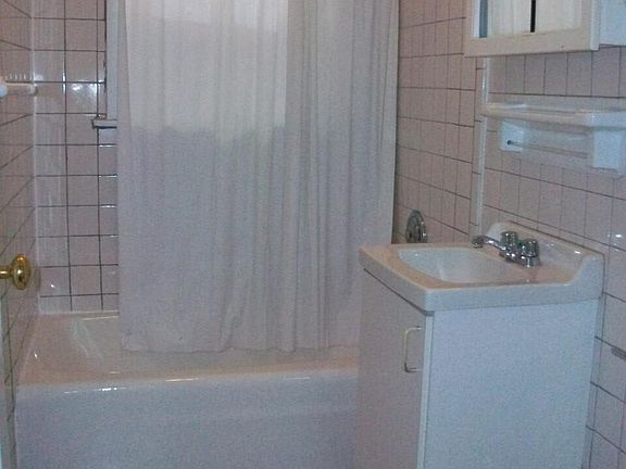 4th image of 3525 N Broadway #3525-1W