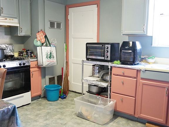 4th image of 2631 Merritt Ave
