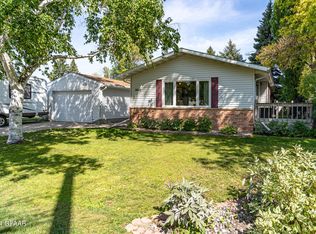2612 11th Ave S, Grand Forks, ND 58201