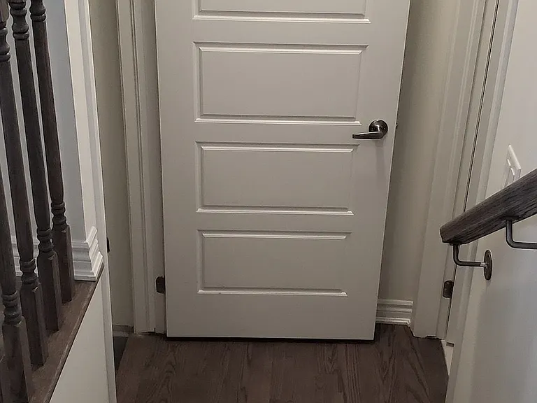 557 Queen Mary Dr — Photo 17